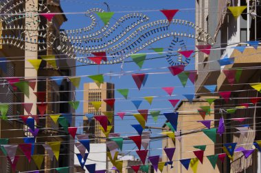 Santa Pola şehri Alicante, İspanya 'da düzenlenen Mağribiler ve Hıristiyanlar Festivali için süslenmiş sokaklar