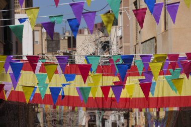 Santa Pola şehri Alicante, İspanya 'da düzenlenen Mağribiler ve Hıristiyanlar Festivali için süslenmiş sokaklar