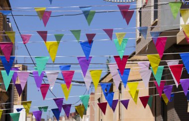 Santa Pola şehri Alicante, İspanya 'da düzenlenen Mağribiler ve Hıristiyanlar Festivali için süslenmiş sokaklar