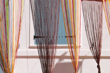 Santa Pola şehri Alicante, İspanya 'da düzenlenen Mağribiler ve Hıristiyanlar Festivali için süslenmiş sokaklar