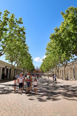 Albacete, Castilla La Mancha, İspanya... 13 Eylül 2025: Albacete şehrinin panayırında ağaçlarla güzel bir gezinti. 'Pane' olarak da bilinir.