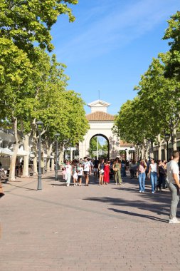 Albacete, Castilla La Mancha, İspanya... 13 Eylül 2025: Albacete şehrinin panayırında ağaçlarla güzel bir gezinti. 'Pane' olarak da bilinir.