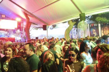 Albacete, Castilla La Mancha, İspanya 13 Eylül 2025 Albacete Panayırı 'ndaki bar ve restoranlarda eğlenen insanlar. 'Pane' olarak da bilinir.