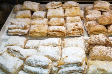 İspanya 'nın Castilla la Mancha, Albacete' deki bir pastanede satılık Miguelitos de la Roda adlı kremalı pasta.