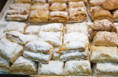 İspanya 'nın Castilla la Mancha, Albacete' deki bir pastanede satılık Miguelitos de la Roda adlı kremalı pasta.