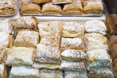 İspanya 'nın Castilla la Mancha, Albacete' deki bir pastanede satılık Miguelitos de la Roda adlı kremalı pasta.