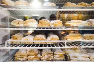 İspanya 'nın Castilla la Mancha, Albacete' deki bir pastanede satılık Miguelitos de la Roda adlı kremalı pasta.