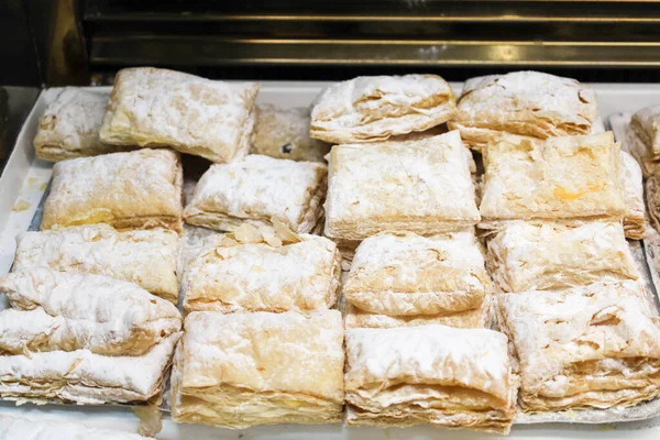 İspanya 'nın Castilla la Mancha, Albacete' deki bir pastanede satılık Miguelitos de la Roda adlı kremalı pasta.