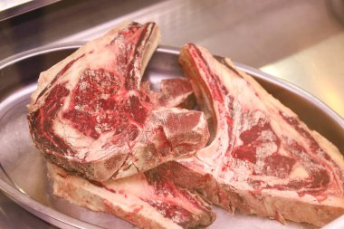 İspanya 'da bir restoranda büyük bir parça çiğ Avila bifteği