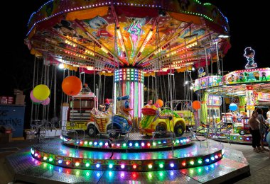 Albacete, Castilla La Mancha, İspanya - 13 Eylül 2025: Çocuklar için eğlence ve eğlence gezileri Albacete Panayırı 'nda gece vakti