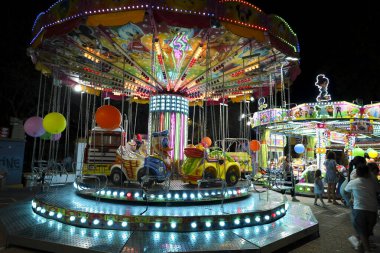 Albacete, Castilla La Mancha, İspanya - 13 Eylül 2025: Çocuklar için eğlence ve eğlence gezileri Albacete Panayırı 'nda gece vakti