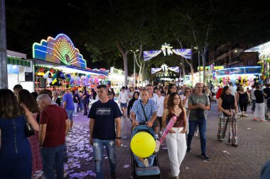 Albacete, Castilla La Mancha, İspanya - 13 Eylül 2025: Albacete Panayırı 'nın tribünleri ve cazibesiyle geceleri gezinti