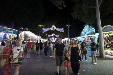 Albacete, Castilla La Mancha, İspanya - 13 Eylül 2025: Albacete Panayırı 'nın tribünleri ve cazibesiyle geceleri gezinti