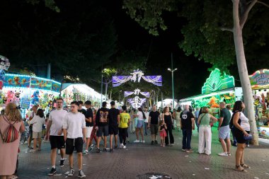 Albacete, Castilla La Mancha, İspanya - 13 Eylül 2025: Albacete Panayırı 'nın tribünleri ve cazibesiyle geceleri gezinti