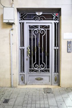 Albacete, İspanya - 13 Eylül 2025 İspanya 'da klasik altın kapı kolu olan demir ve cam kapı