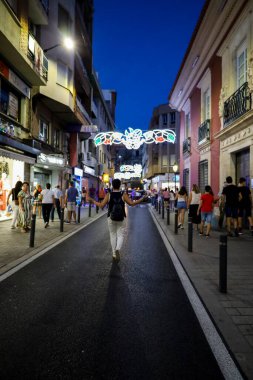Albacete, Castilla La Mancha, İspanya - 13 Eylül 2025: Albacete şehir şenliği için gece dekoratif ampullerle aydınlatılmış sokak