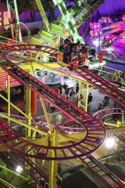 Albacete, Castilla La Mancha, İspanya - 13 Eylül 2025: Eğlence gezileri, stantlar, oyunlar ve eğlence geceleri Albacete Fuarı 'nın gezinti alanında