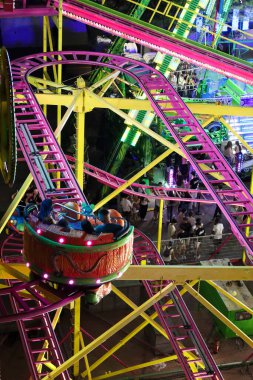 Albacete, Castilla La Mancha, İspanya - 13 Eylül 2025: Eğlence gezileri, stantlar, oyunlar ve eğlence geceleri Albacete Fuarı 'nın gezinti alanında