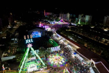 Albacete, Castilla La Mancha, İspanya - 13 Eylül 2025: Eğlence gezileri, stantlar, oyunlar ve eğlence geceleri Albacete Fuarı 'nın gezinti alanında