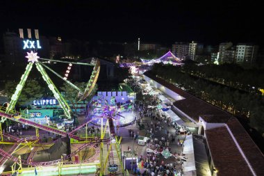 Albacete, Castilla La Mancha, İspanya - 13 Eylül 2025: Eğlence gezileri, stantlar, oyunlar ve eğlence geceleri Albacete Fuarı 'nın gezinti alanında