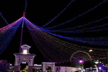 Albacete, Castilla La Mancha, İspanya - 13 Eylül 2025: Albacete Fuarı gece renkli ampullerle aydınlatıldı