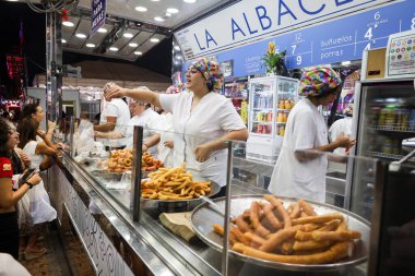 Albacete, Castilla La Mancha, İspanya - 13 Eylül 2025: Albacete şehrinin panayırında taze yapılmış churros standı