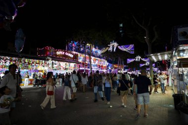 Albacete, Castilla La Mancha, İspanya - 13 Eylül 2025: Albacete Panayırı 'nın tribünleri ve cazibesiyle geceleri gezinti