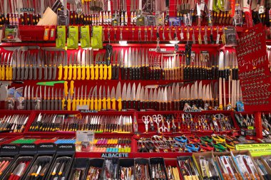 Albacete, Castilla La Mancha, İspanya 13 Eylül 2025 Albacete Panayırı 'ndaki el yapımı çakı tezgahı.