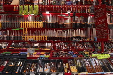 Albacete, Castilla La Mancha, İspanya 13 Eylül 2025 Albacete Panayırı 'ndaki el yapımı çakı tezgahı.