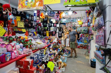 Albacete, Castilla La Mancha, İspanya - 13 Eylül 2025: Albacete Fuarı 'nda satılık oyuncaklar, oyunlar ve hediyelikler