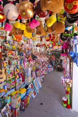 Albacete, Castilla La Mancha, İspanya - 13 Eylül 2025: Albacete Fuarı 'nda satılık oyuncaklar, oyunlar ve hediyelikler