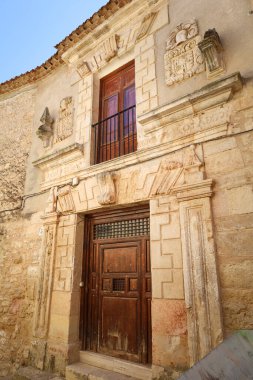 Chinchilla de Montearagon, Albacete, İspanya - 13 Eylül 2025: Barnuevo Sarayı cephesi Chinchilla de Montearagon kasabasında oyulmuş taş alevi