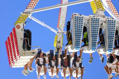 Albacete, Castilla La Mancha, İspanya - 13 Eylül 2025: Albacete Panayırı 'nın gece gezintisinde eğlence gezisi