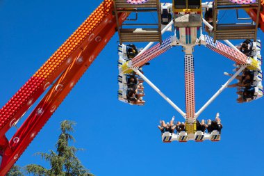 Albacete, Castilla La Mancha, İspanya - 13 Eylül 2025: Albacete Panayırı 'nın gece gezintisinde eğlence gezisi