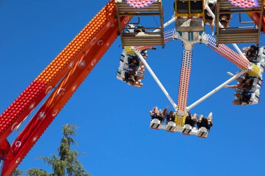 Albacete, Castilla La Mancha, İspanya - 13 Eylül 2025: Albacete Panayırı 'nın gece gezintisinde eğlence gezisi