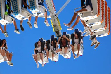 Albacete, Castilla La Mancha, İspanya - 13 Eylül 2025: Albacete Panayırı 'nın gece gezintisinde eğlence gezisi