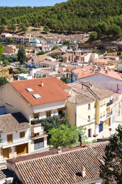 Çinçilla de Montearagon kasabası, Albacete, İspanya 'da kiremit çatılı eski taş evler