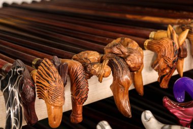 Albacete Panayırı 'nda satılık tahta bastonlar. Castilla La Mancha bölgesi, İspanya