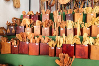 Albacete Panayırı 'nda satılık ahşaptan yapılmış el yapımı mutfak aletleri. Castilla La Mancha bölgesi, İspanya.