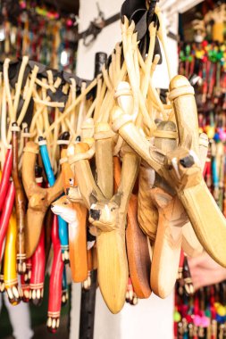 Albacete Panayırı 'nda satılık ahşaptan yapılmış el yapımı sapanlar. Castilla La Mancha bölgesi, İspanya