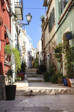 Alicante, İspanya - 21 Eylül 2025: Alicante 'deki Santa Cruz mahallesinin eski cepheleri, pencereleri ve balkonları ile dar sokaklar