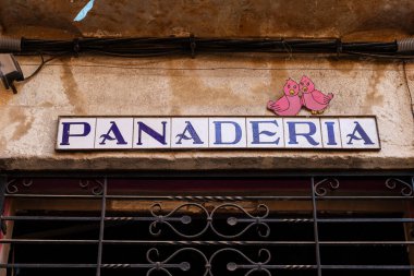 Alicante, İspanya - 21 Eylül 2025: fayanslardan yapılmış eski fırın tabelası