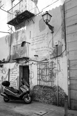 Alicante, İspanya - 21 Eylül 2025: Alicante 'deki Santa Cruz mahallesinin eski cepheleri, pencereleri ve balkonları ile dar sokaklar