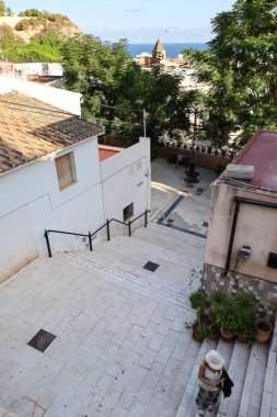 Alicante, İspanya - 21 Eylül 2025: Alicante 'deki Santa Cruz mahallesinin eski cepheleri, pencereleri ve balkonları ile dar sokaklar