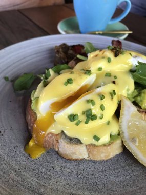 Ekmek, jambon ve gri bir plaka üzerinde limon haşlanmış yumurta