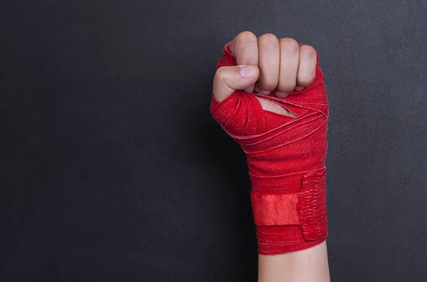 Mão Feminina Uma Bandagem Com Fita Vermelha Boxe Levantada Para — Fotografia de Stock