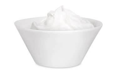 Ekşi krema izole beyaz bir arka plan üzerinde beyaz bir tabak içinde