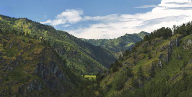 Güneşli bir yaz rocky dağlarında tepesine Panoraması