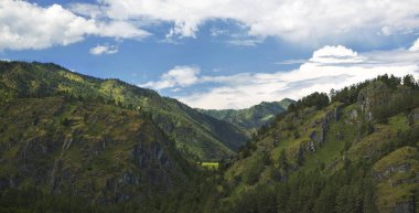 Güneşli bir yaz rocky dağlarında tepesine Panoraması