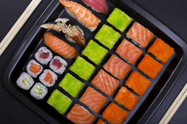 Japoński Sushi Rolki Kształcie Linii Czarnej Płycie Tło Widok Góry — Zdjęcie stockowe
